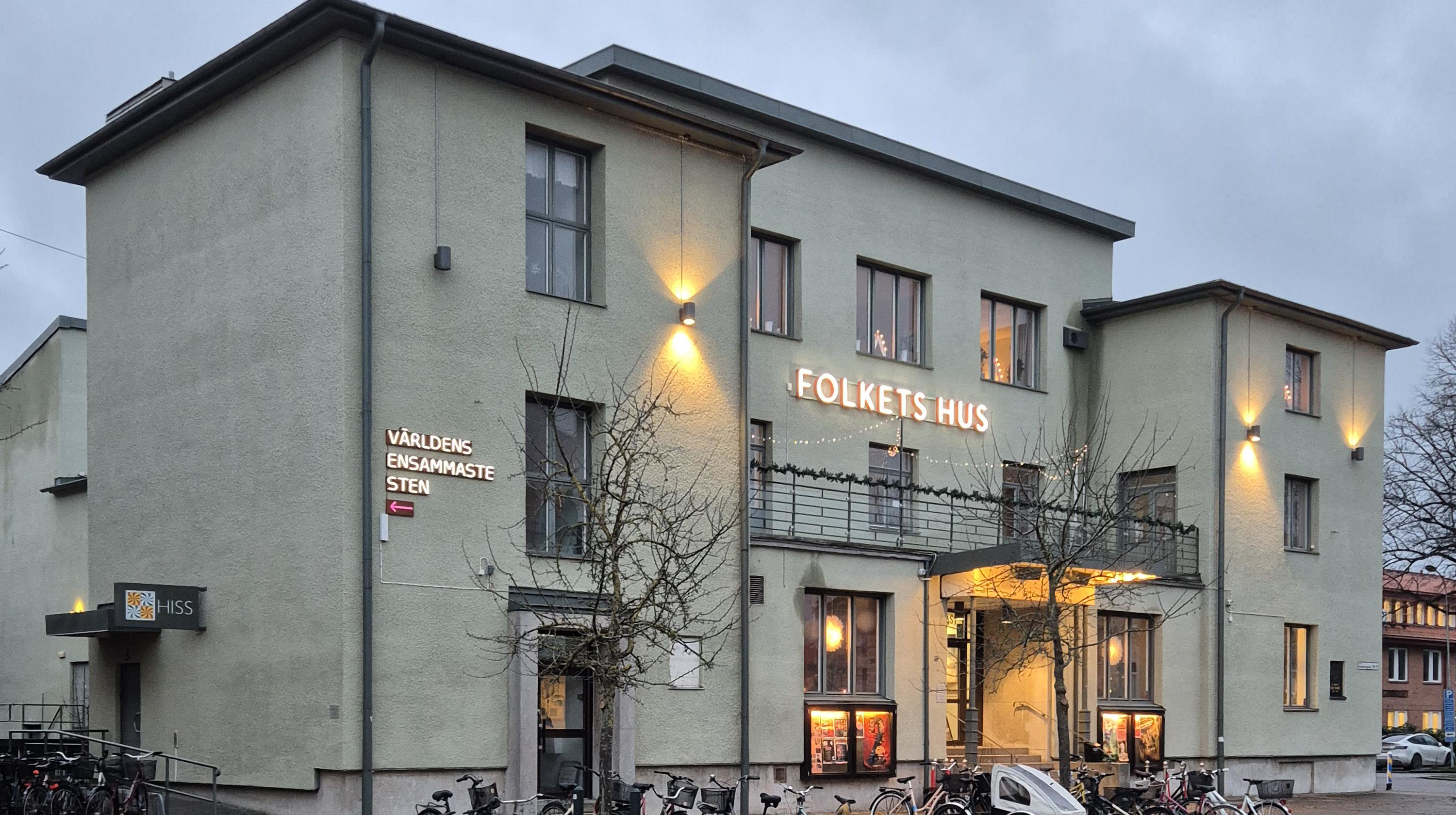 Folkets hus-byggnad med lysande neonbokstäver