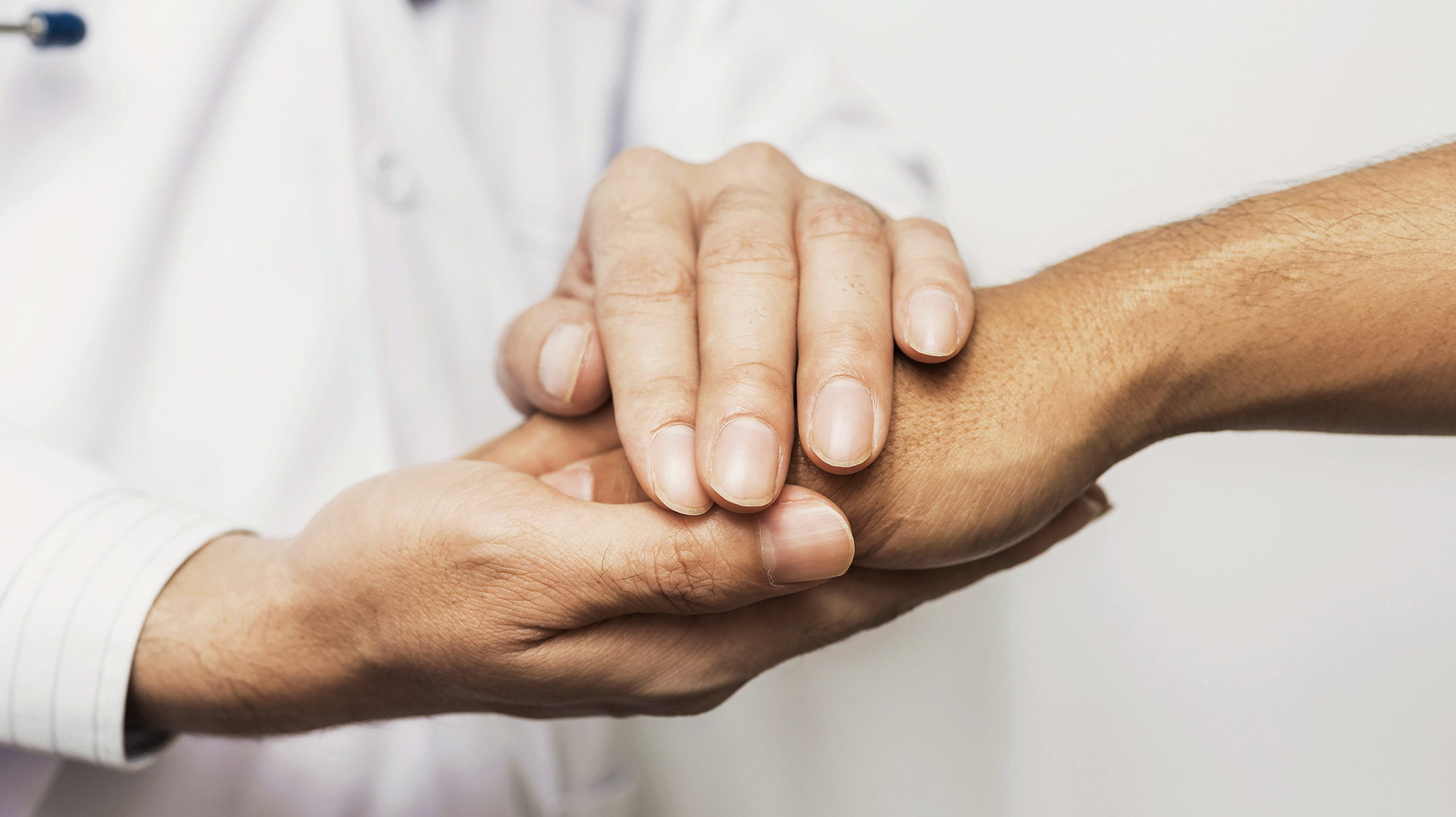 Två händer som håller varandra 