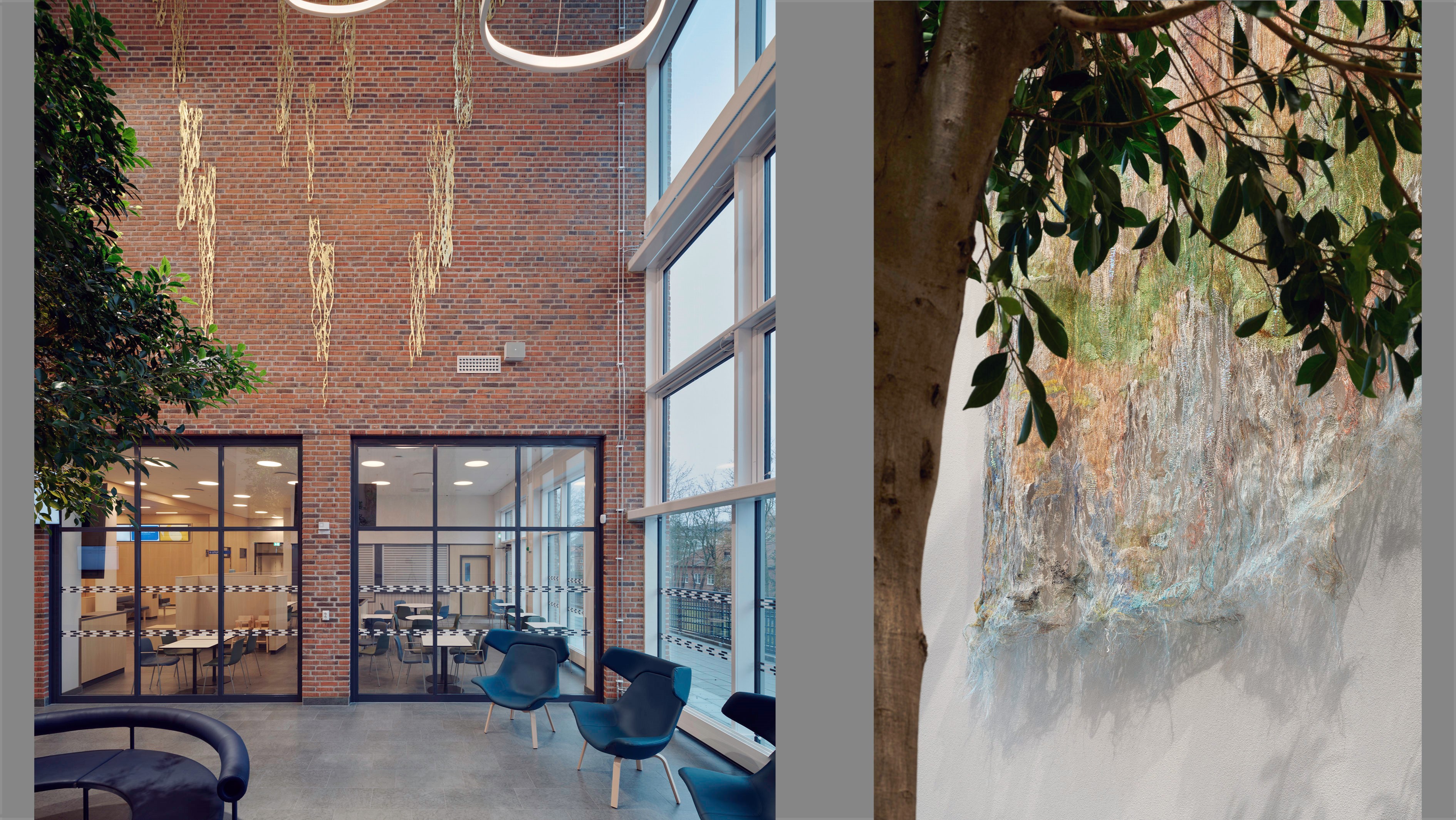 Två bilder. På den ena verket Solglitter, gyllene metall som är fäst i väggen. En närbild på nederdelen av ett textilt verk.