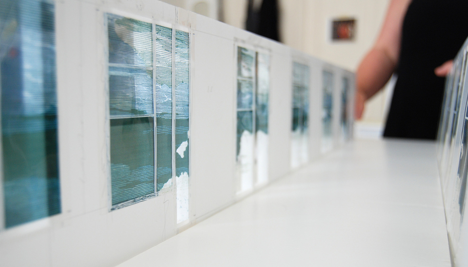 Den konstnärliga utsmyckningen av gångens glas-partier kommer också att fungera som insynsskydd.