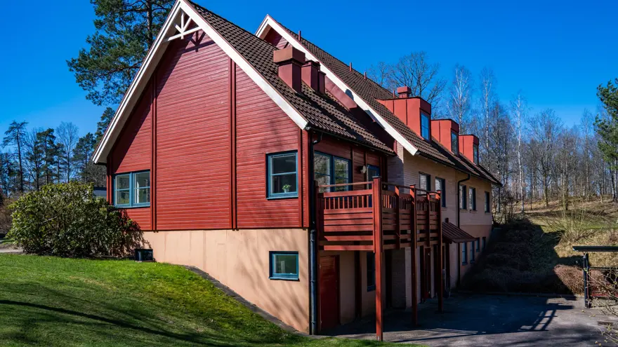 Vy från gaveln på internatbyggnaden