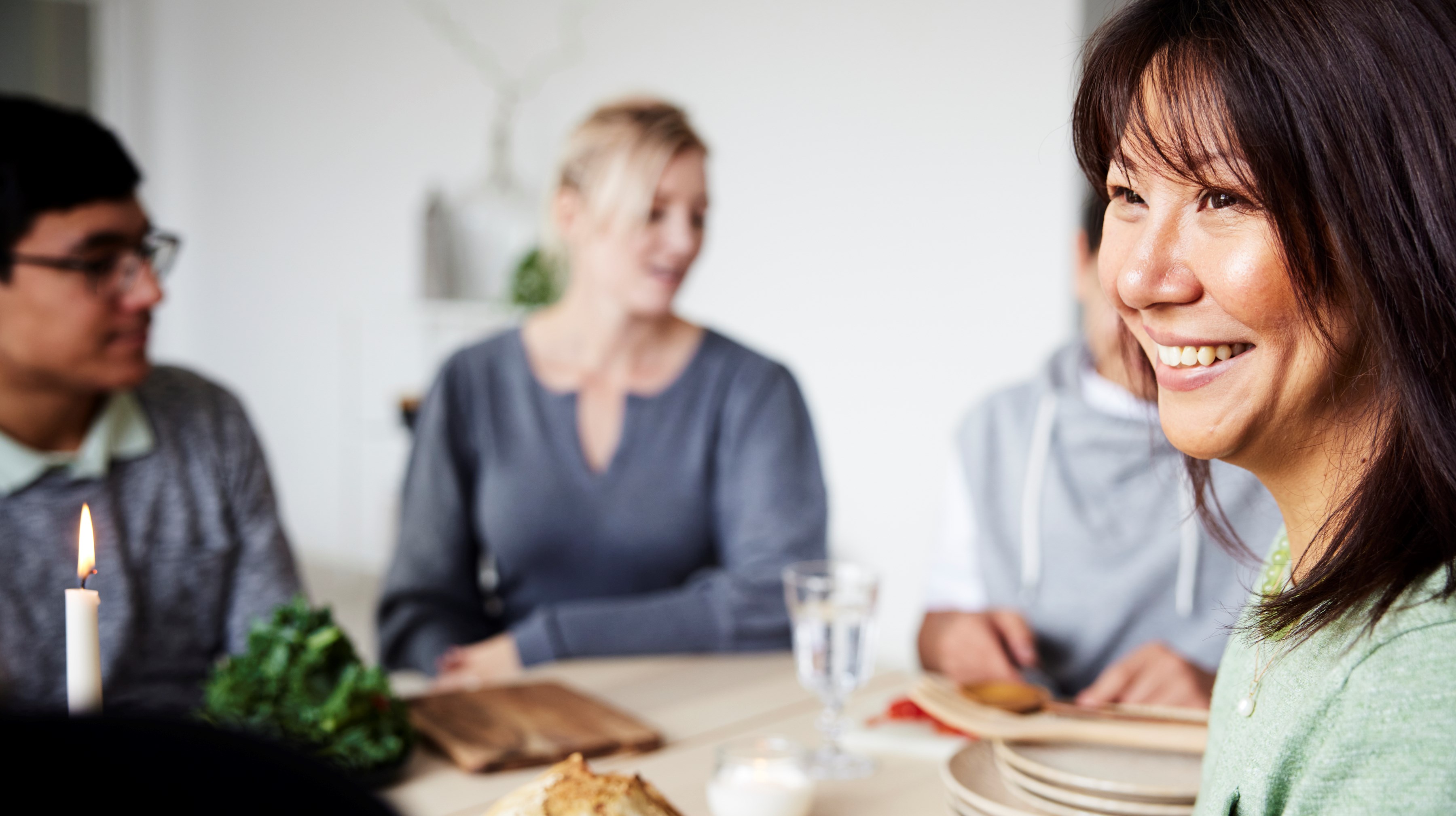 Vuxna vid ett matbord