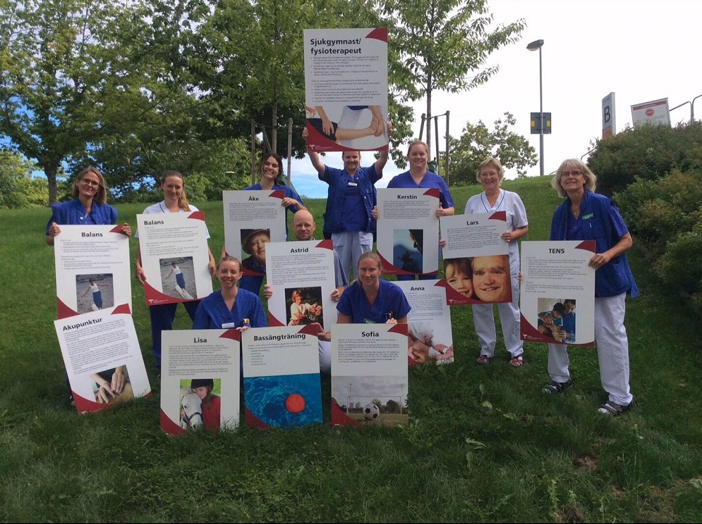 Personal som håller skyltar med text om fiktiva patienter