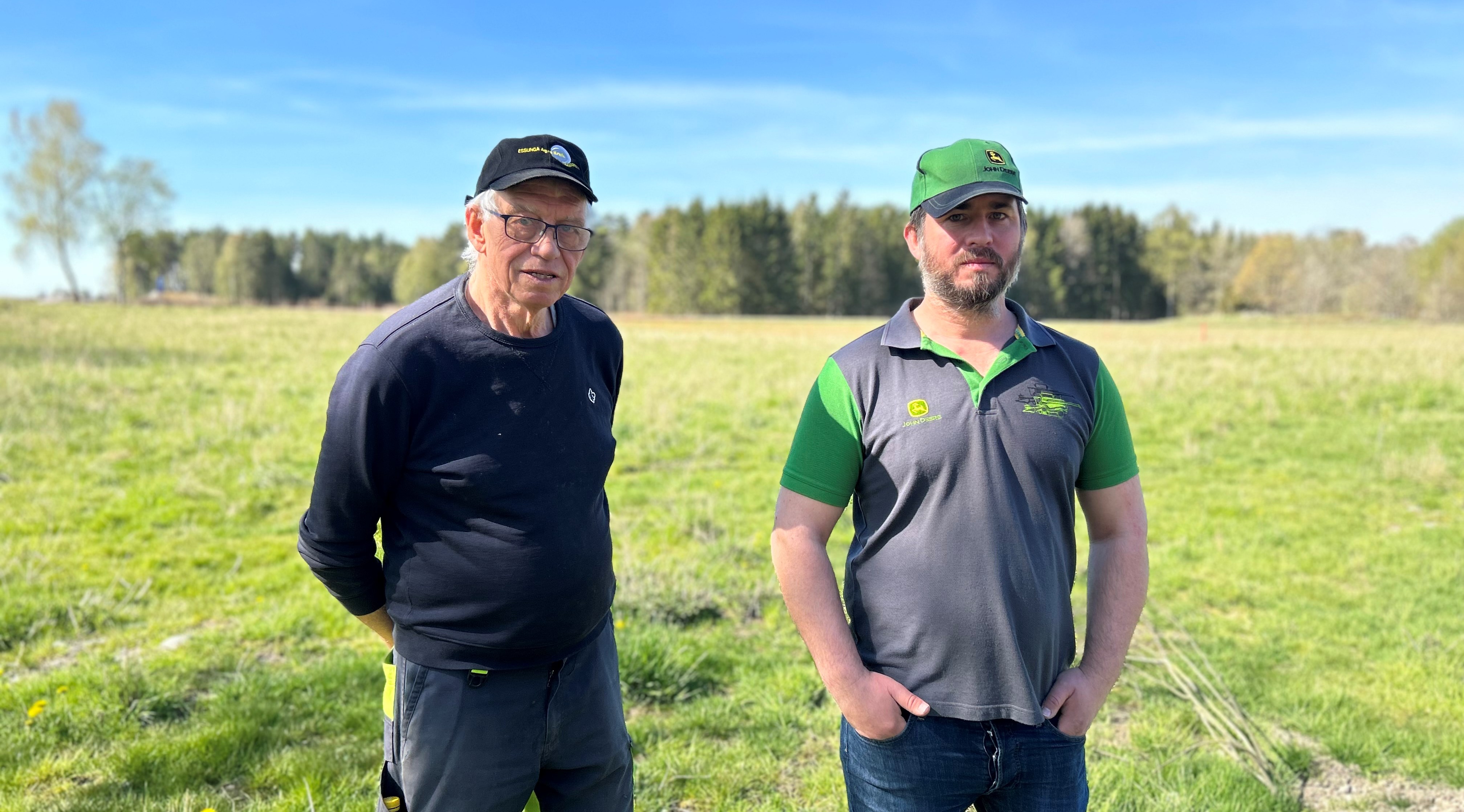 Roland och hans pappa står framför hönornas hage