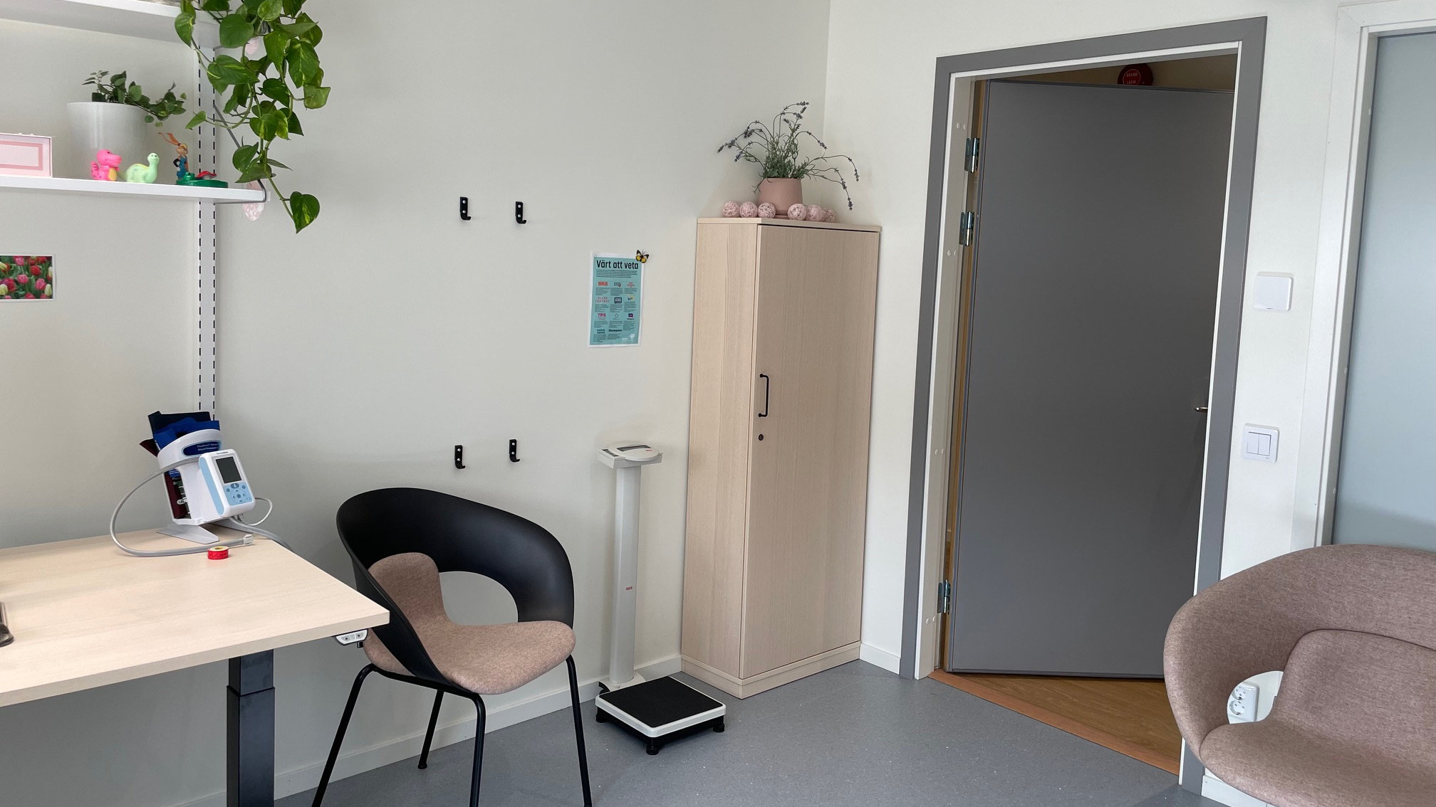 Behandlingsrum där man ser en våg och ett par stolar.