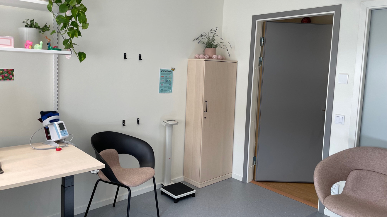 Behandlingsrum där man ser en våg och ett par stolar.