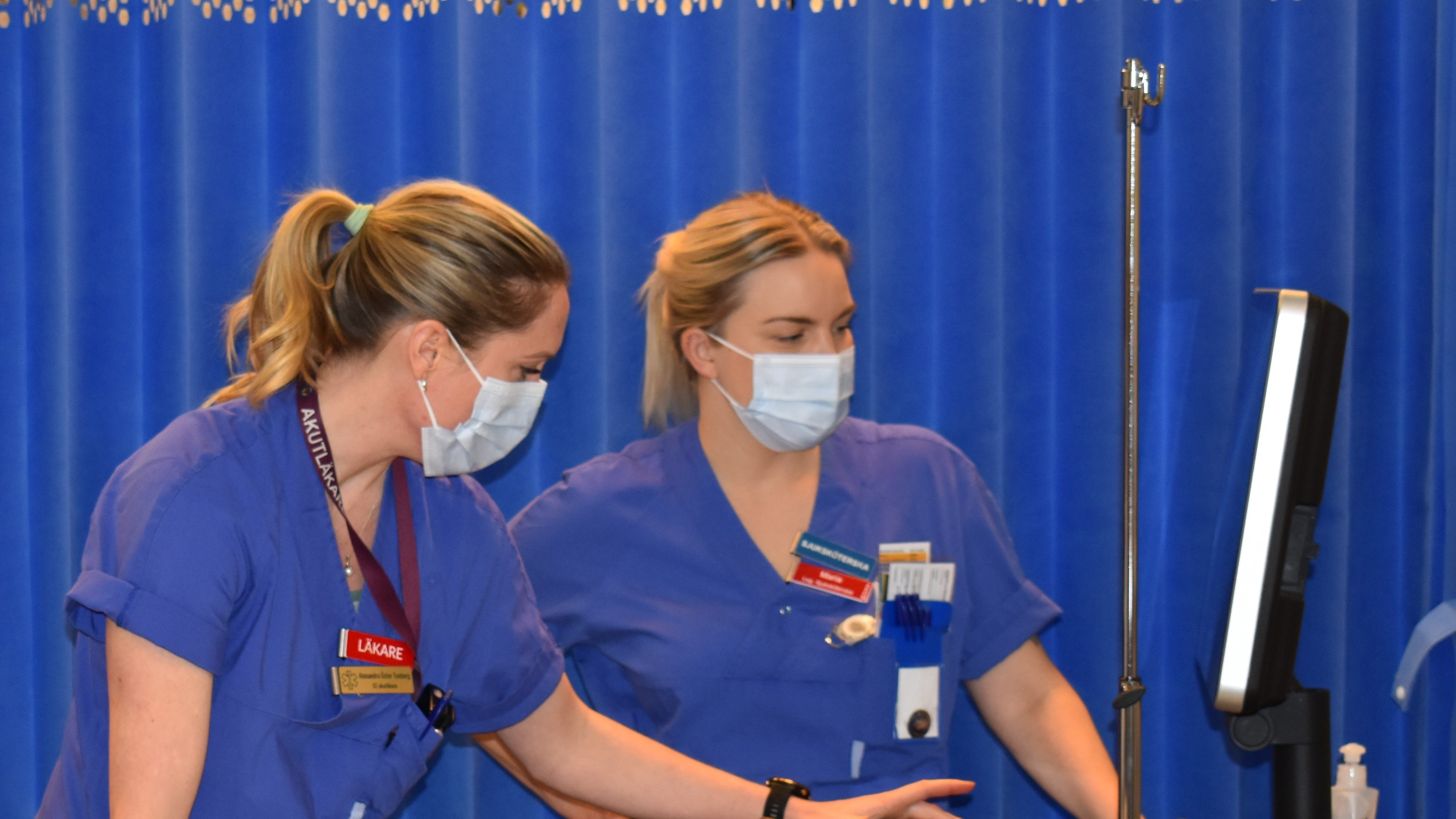 Läkare Alexandra och sjuksköterska Maria undersöker tänkt patient på akutmottagningen på Kungälvs sjukhus.