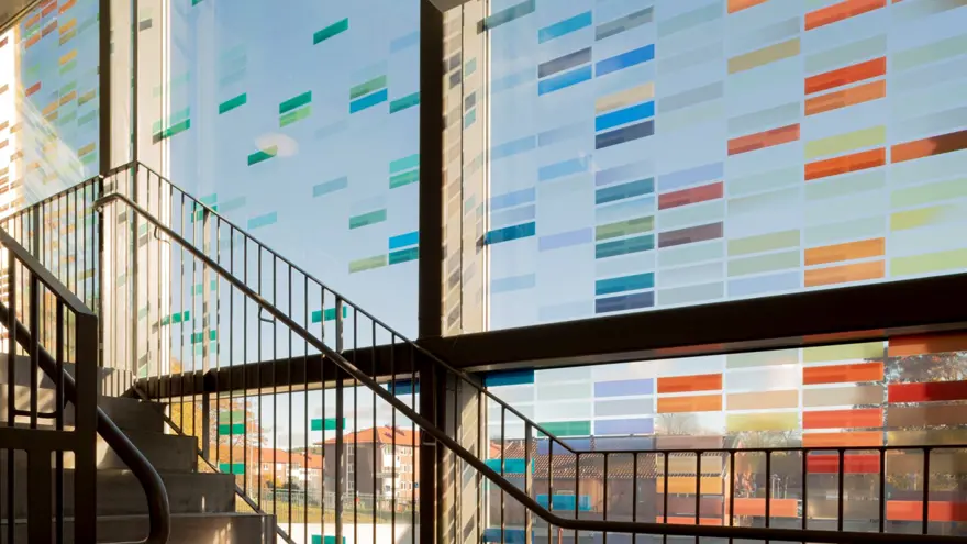 Glasfönster i trapphus, sett inifrån