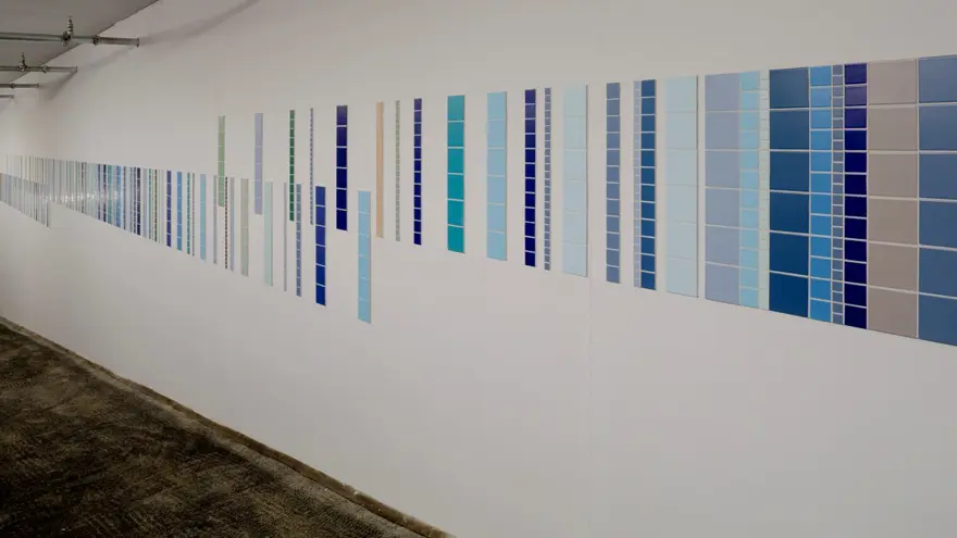 Vägg med infälld konstnärlig utsmyckning i garage