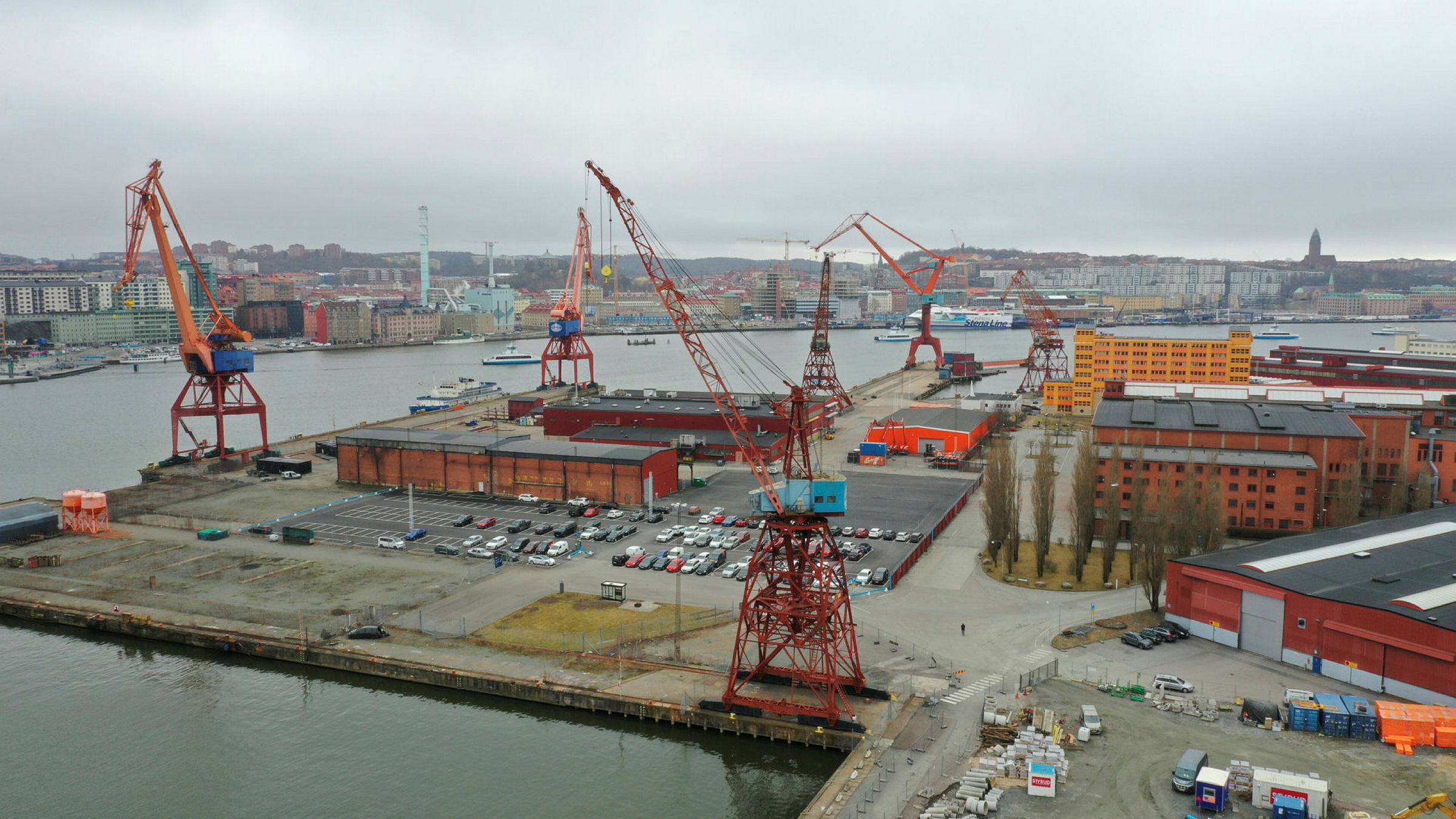 Kran 43 bredvid andra fem andra kranar i samma område.