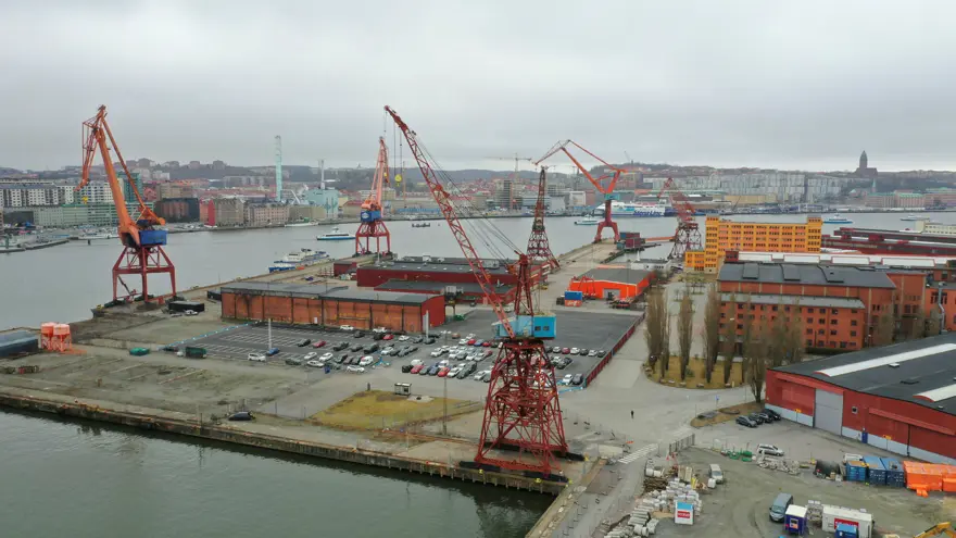 Kran 43 bredvid andra fem andra kranar i samma område.