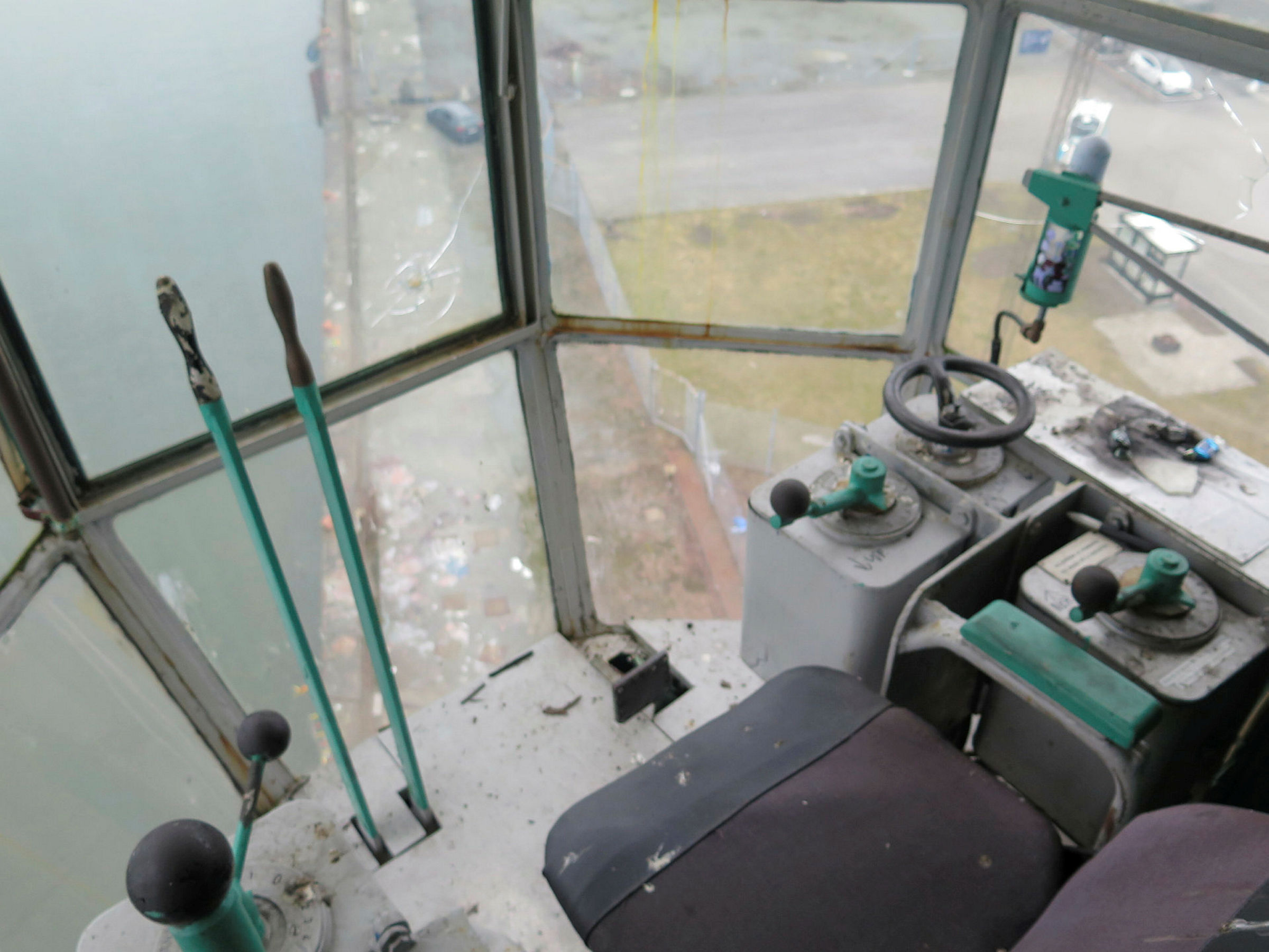 Inifrån styrhytten, en stol, långa spakar, rattar, stora fönster