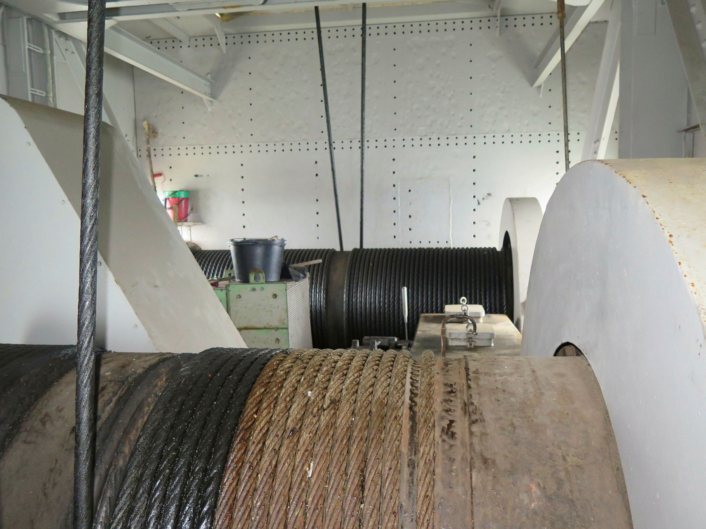 Närbild på vajer lindad rund stora spolar