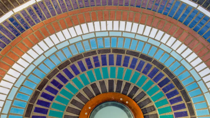 Rundel med färgade kakelplattor