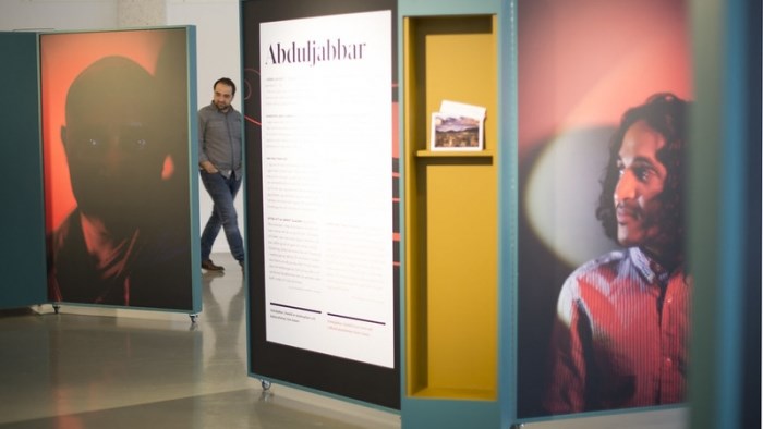 Utställningsmontrar och en man i bakgrunden som tittar på dem