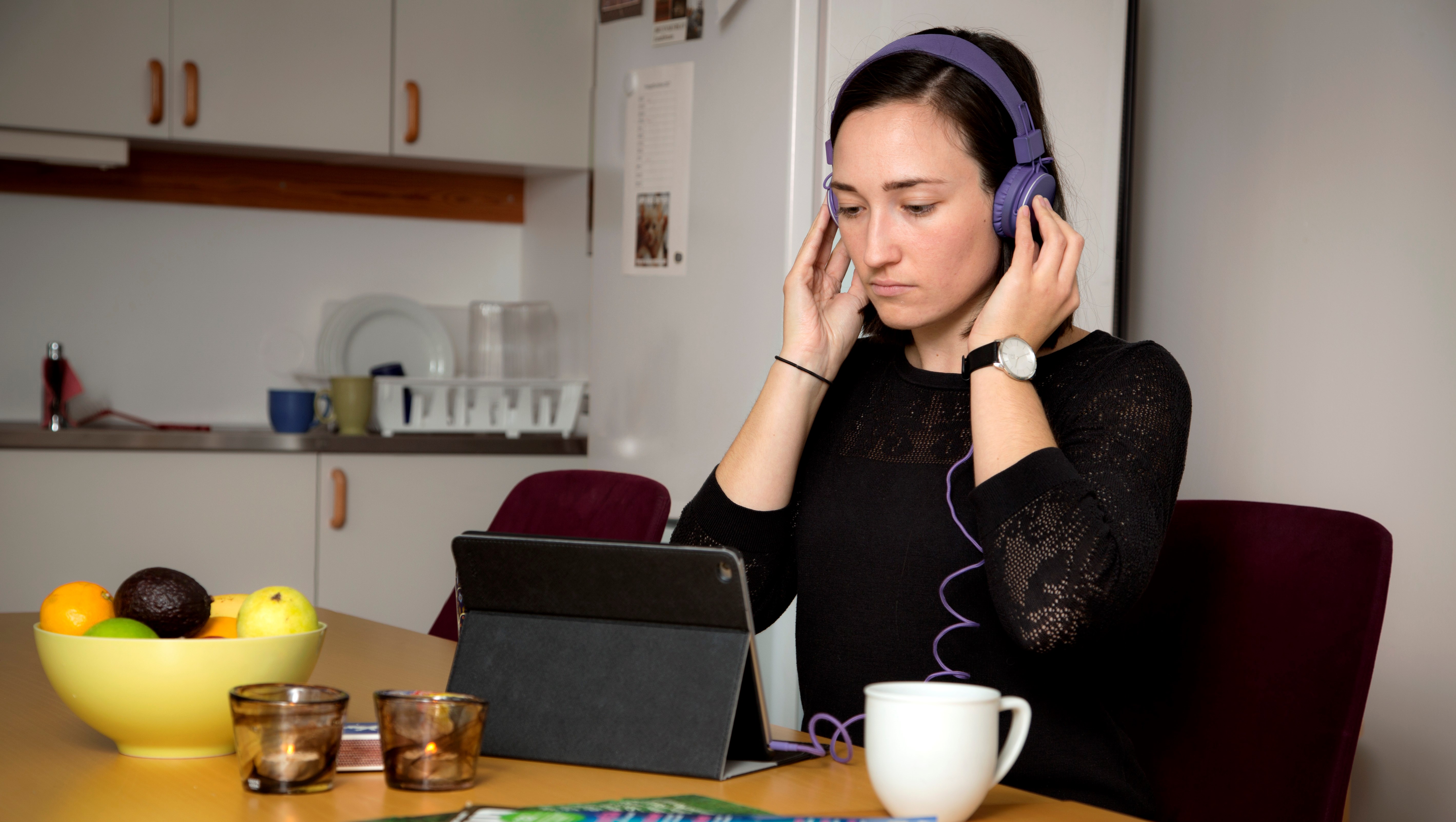 "Stöd och behandling i Logopedi" Fiktiv "Röstpatient" gör övningar på Ipad. Modell, Elsa Beckman på Logopedmottagningen St Sigfridsgatan Skövde. Skall illustrera patient som gör sina övningar i hemmet med hjälp av Ipad och hörlurar.