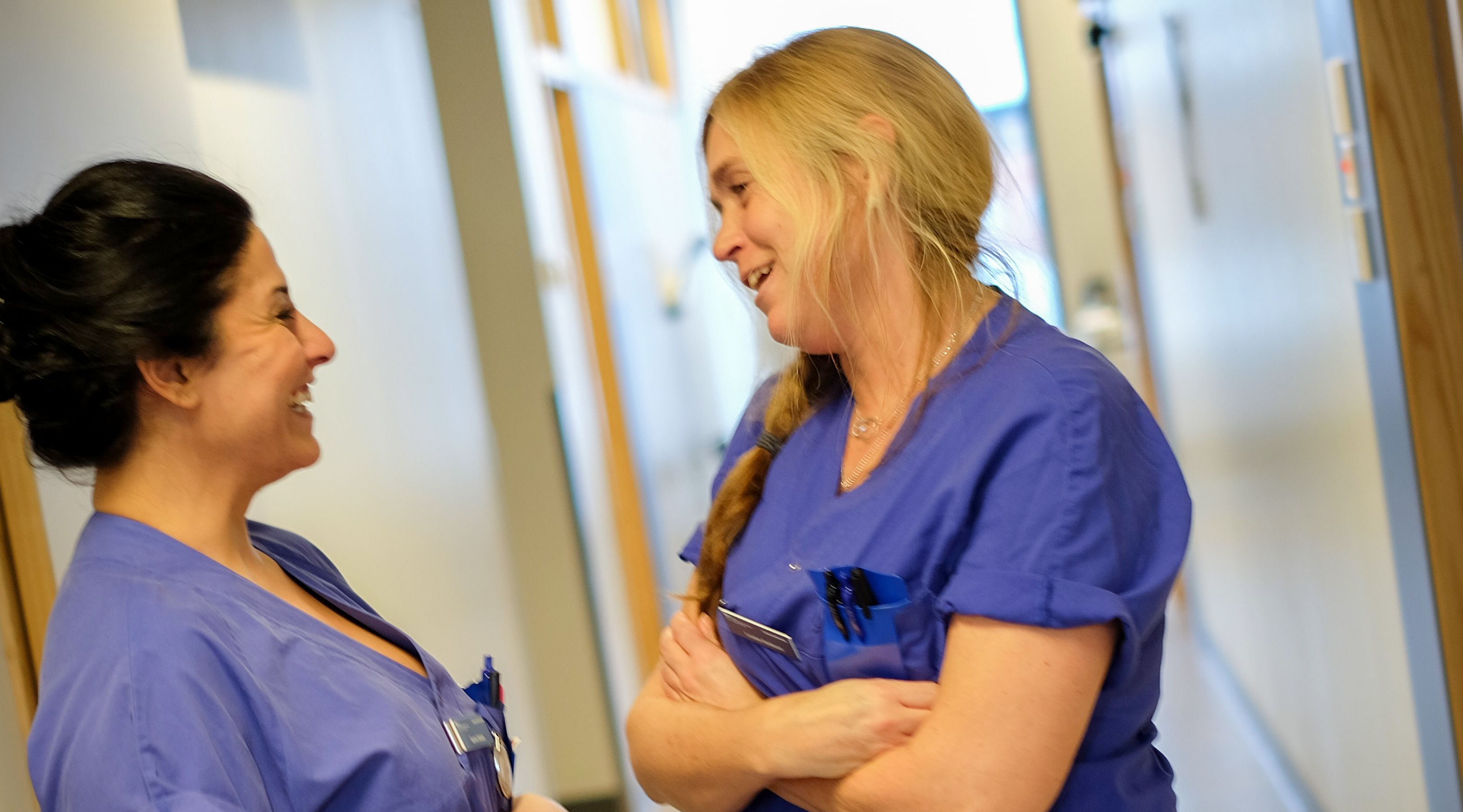 Medarbetare i samtal med varandra.