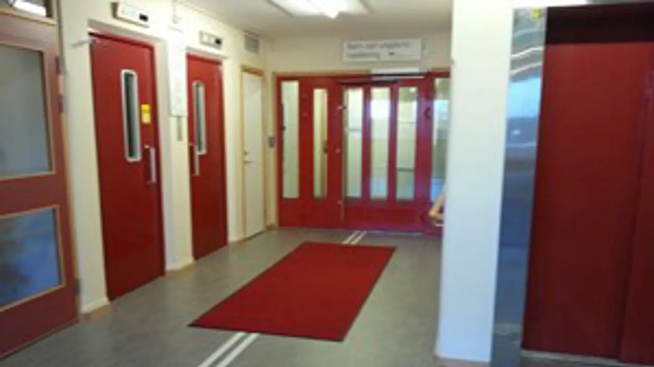 Inre entrédörr i glas med röda detaljer